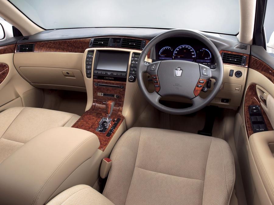 Торпедо Toyota Crown Royal (S180) 2003 года  (фото 16 из 24)